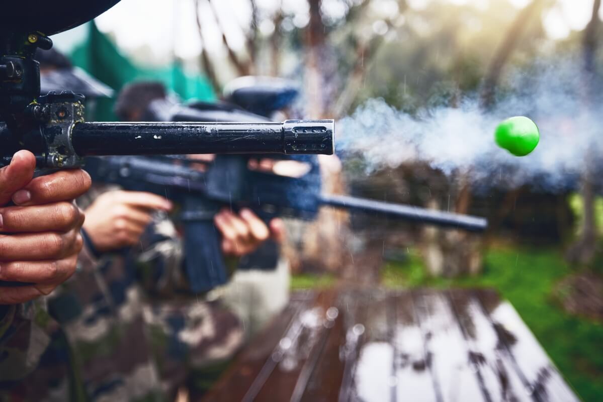 Koszt paintballa Białystok obejmuje dynamiczną rozgrywkę na świeżym powietrzu.