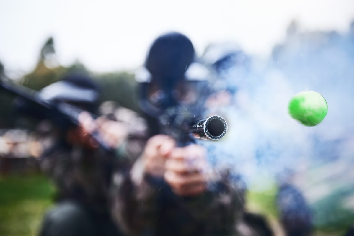 Strzał z paintballa na najlepsze pole paintballowe wieczór panieński Białystok.