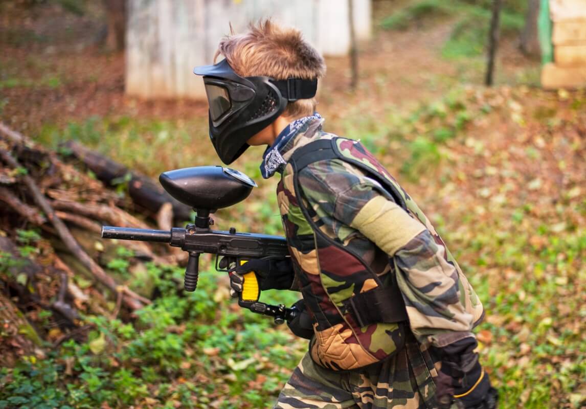 Uczniowie grają w paintball, przykładając dużą wagę do bezpieczeństwa.