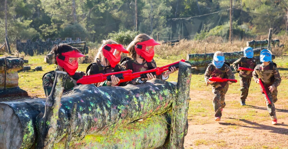 Dzieci bawią się podczas paintballowych urodzin w Białymstoku.