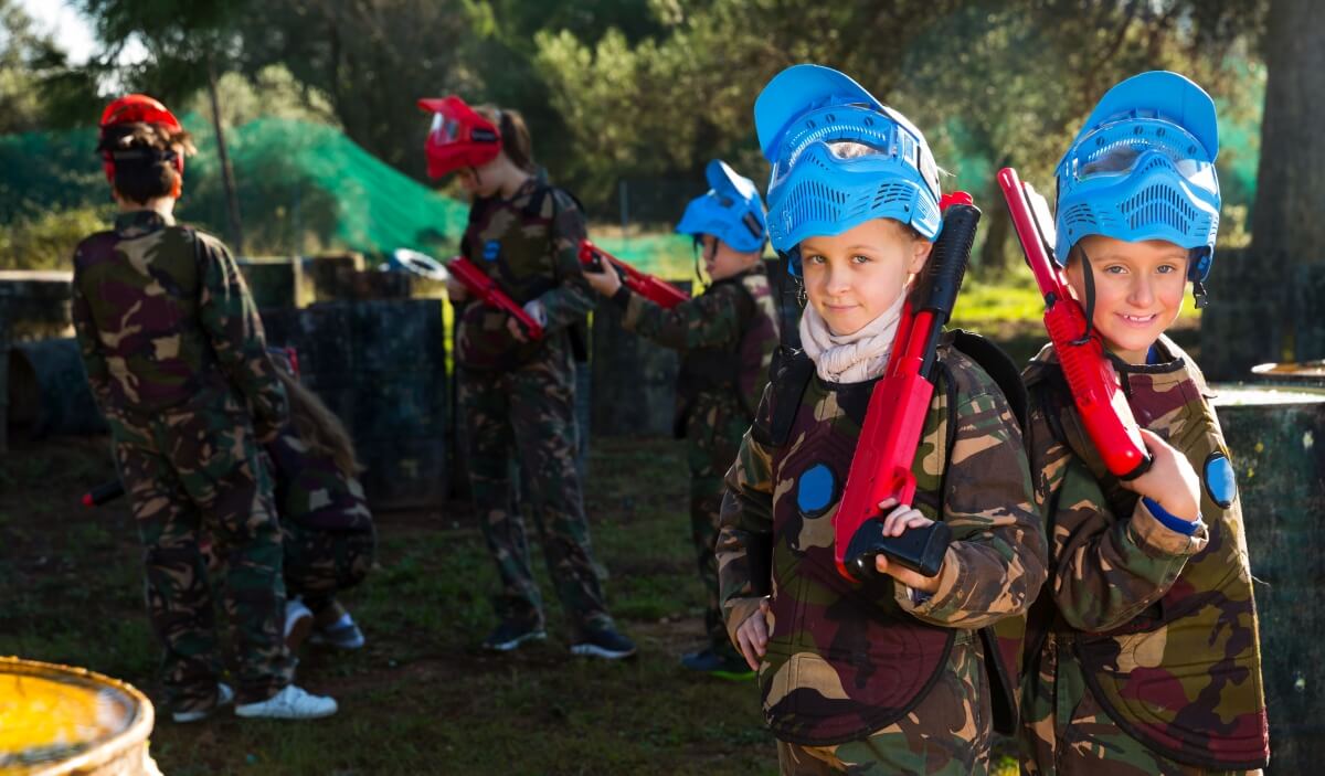 Dzieci w strojach do paintballa biorące udział w zabawie na świeżym powietrzu w Białymstoku.