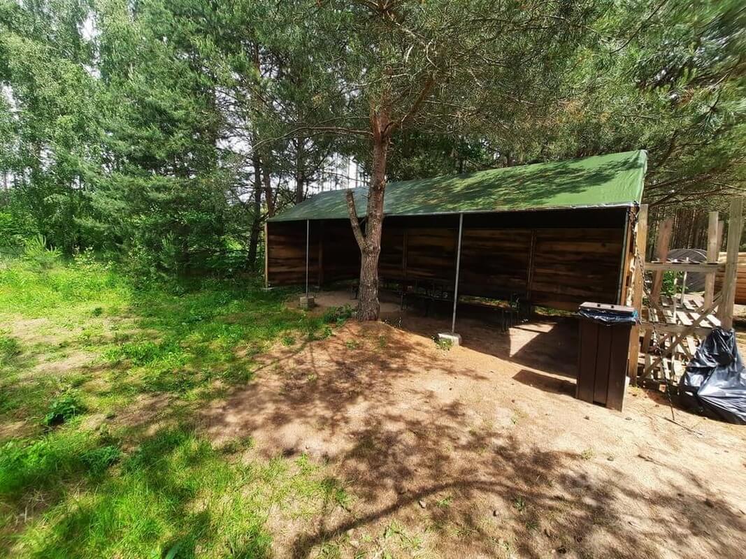 Paintball na wieczór panieński pasuje też dla nieaktywnych: spokojne scenariusze, krótsze rundy i przerwy; 6–20 osób, 1,5–3 h.