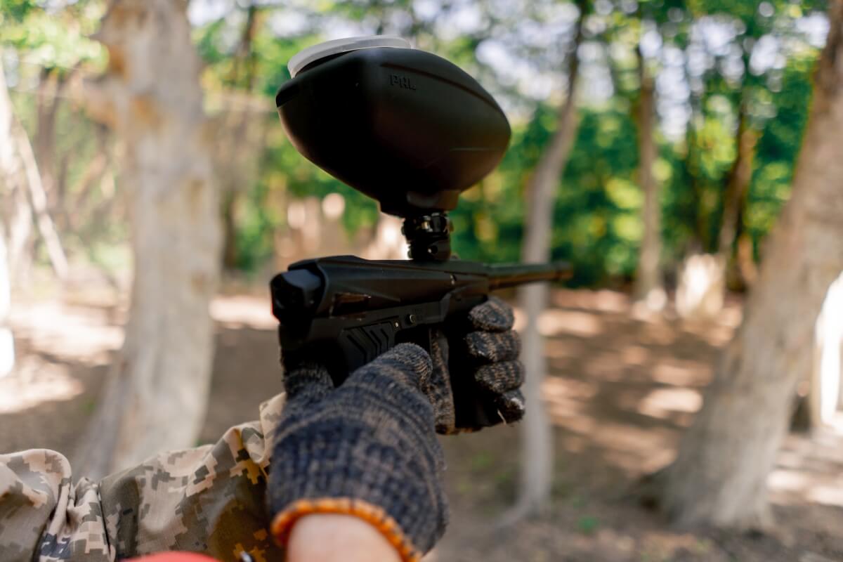 Jak wybrać pole paintballowe: teren z osłonami i drogami podejścia, szkolenie 10–20 min, grupy 8–16 osób, gra 60–120 min, pobyt 1,5–3 h.