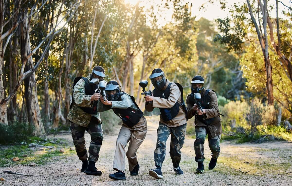 Paintball dla firm trwa 2,5–3,5 h, sama gra 1,5–2,5 h; najlepiej dla 10–40 osób w 4–6 rundach. Sprzęt i instruktaż BHP w cenie.