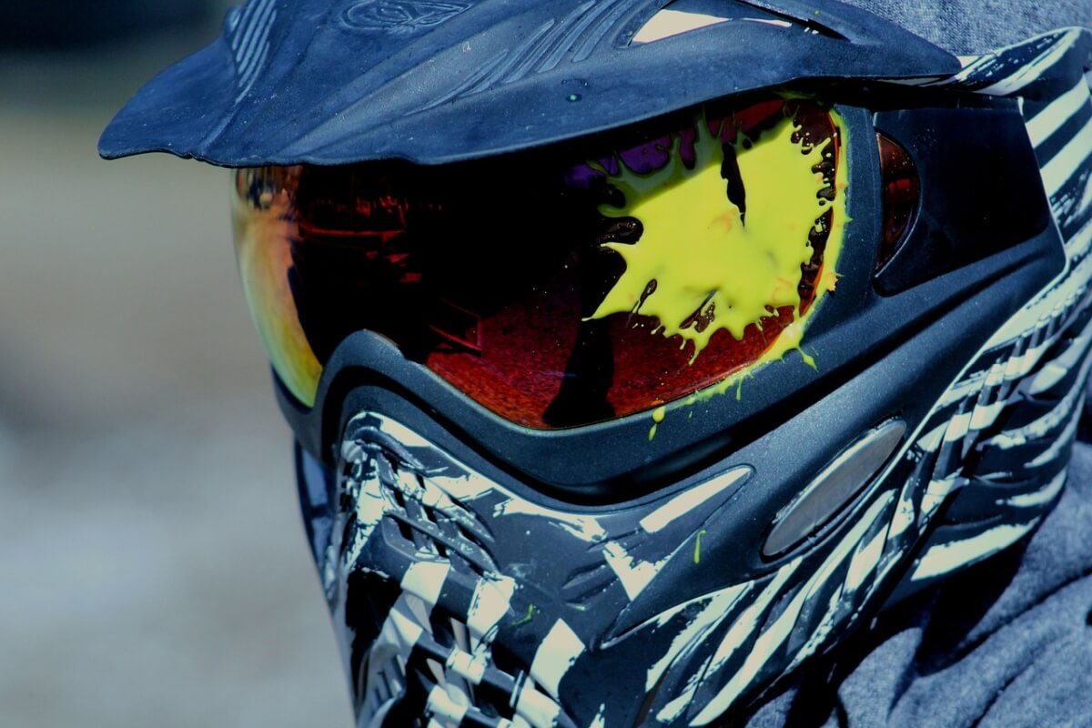Paintball na wieczór kawalerski: 8–20 osób (min. 6), gra 1,5–3 h; obowiązkowe maski, dystans i BHP, sprzęt: marker, maska, mundur.