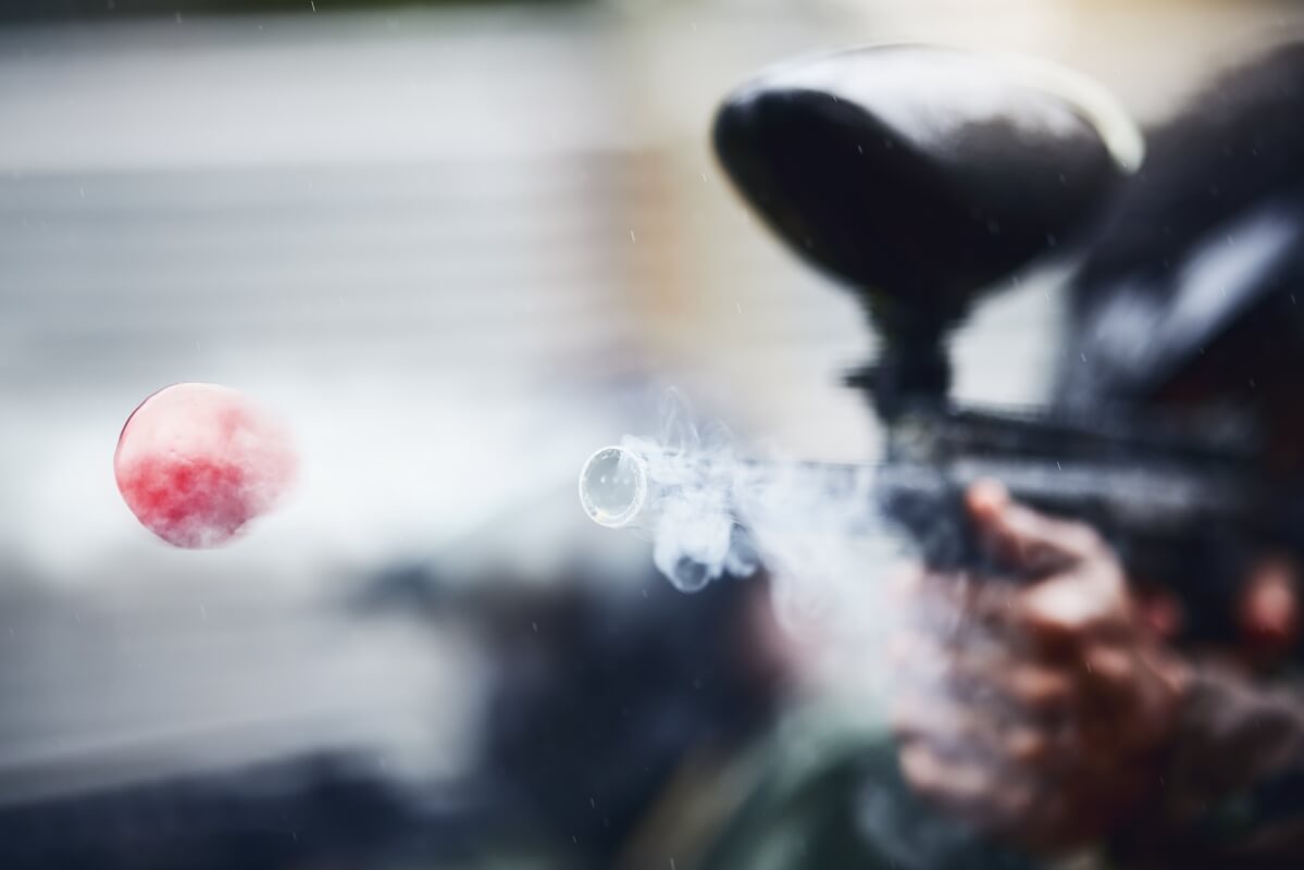 Cennik paintball: pakiet startowy z markerem, maską i BHP; gra 2–3 h, scenariusze 60–120 min, od 8 osób, wiek 10–16 l. Kulki 500: 60–120 zł.