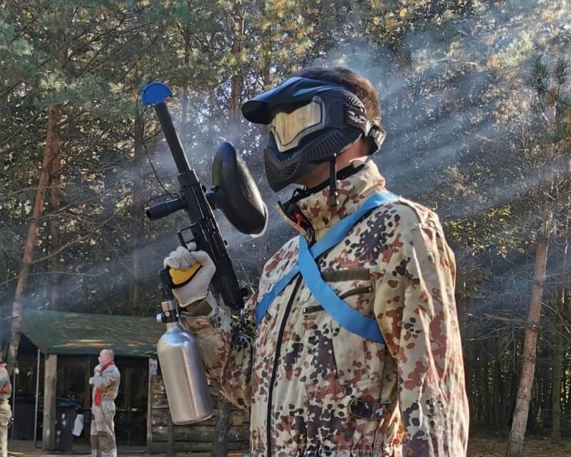 Czy paintball jest bezpieczny dla początkujących? Tak, na legalnym polu z instruktorami i maską; wiek 10–16+. Pierwsza gra 2–3 h, grupy 8–20 osób.