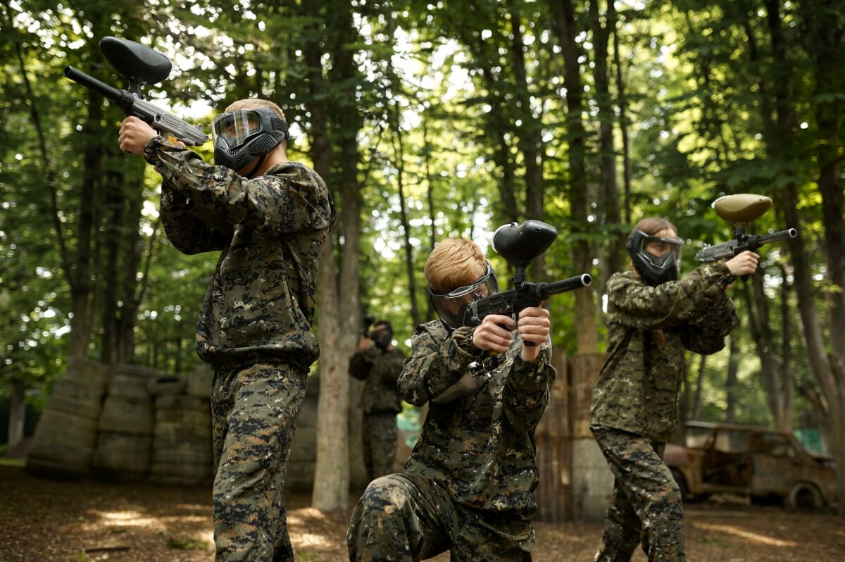 Paintball dla dzieci buduje pewność siebie; gra 60–120 min, spotkanie 1,5–2,5 h, zespoły 8–24 osób, sprzęt ochronny i stałe zasady.